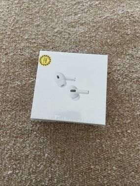 Source Unknown White Earbud Headphones